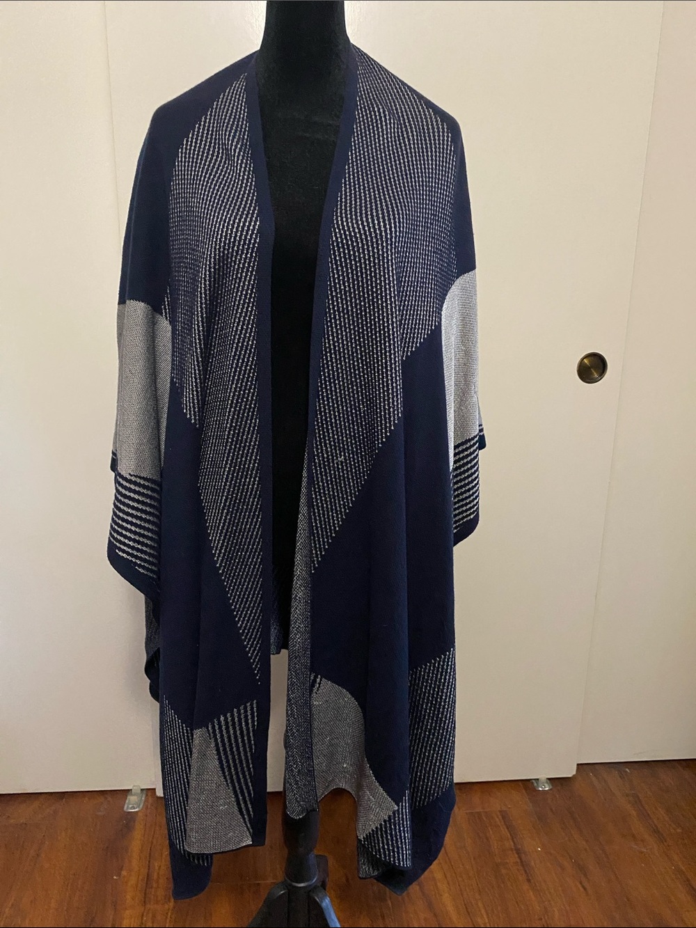 Chico’s Navy and Gray Geometric Knit Women’s Sweater Wrap